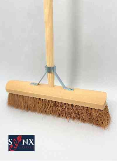 Kehrbesen mit Holzstiel und Kokosborsten