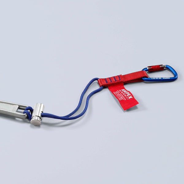 Rote und blaue Knipex Werkzeugsicherung mit Karabiner und Adapterband, befestigt an einem silbernen Rollgabelschlüssel und einer Metallstange.