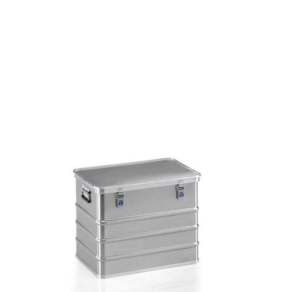 Spielturm aus Holz mit Rutsche, Schaukelgestell mit zwei Schaukeln und Kletterwand mit Netz.