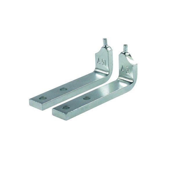 Zwei Metallwinkel mit Bohrlöchern und der Aufschrift A 51