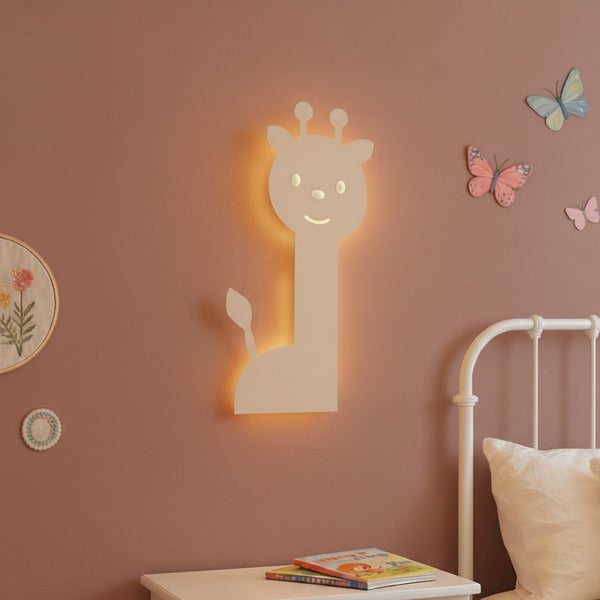 Wandleuchte in Giraffenform für Kinderzimmer mit warmem Hintergrundlicht und leuchtendem Gesicht, montiert an der Wand neben einem Metallbett.