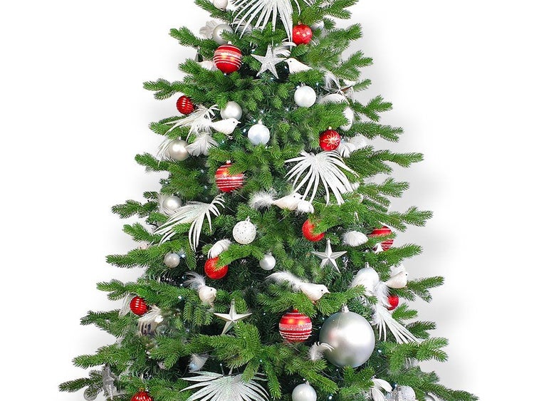 Geschmückter künstlicher Weihnachtsbaum mit roten und silbernen Kugeln, Sternen und dekorativen Vögeln für eine festliche Weihnachtsdekoration.