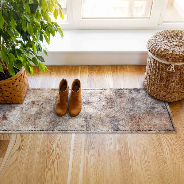 Dekorative Szene mit Teppich, Schuhen, Korb und Zimmerpflanze vor einem Fenster.