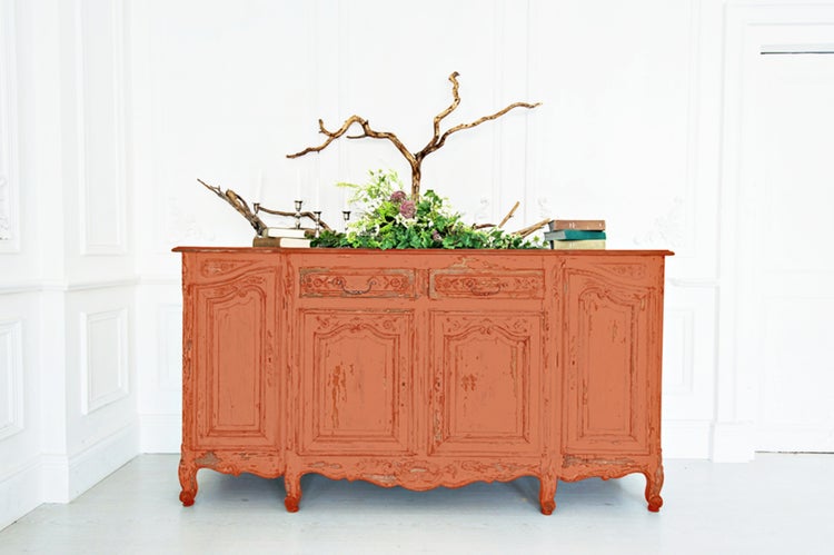 Rustikale Kommode mit Schubladen, Türen und dekorativen Verzierungen auf Füßen