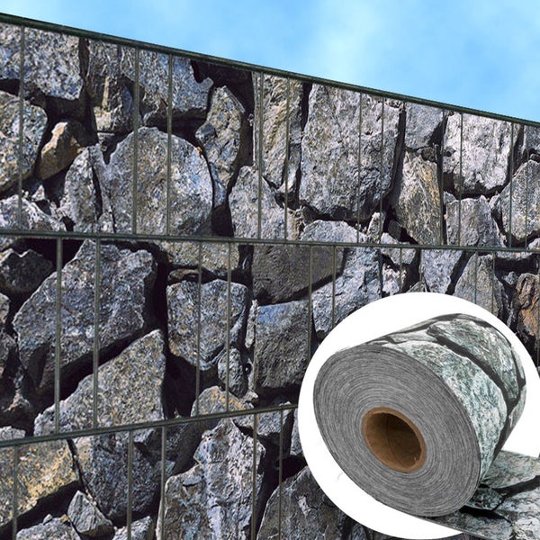 Gabionenwand mit Steinmusterfolie und Folienrolle
