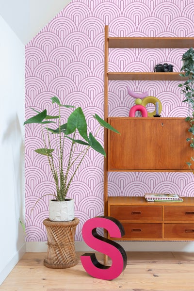 Dekorativer Wohnraum mit gemusterter Tapete, Holzregal und Zimmerpflanze