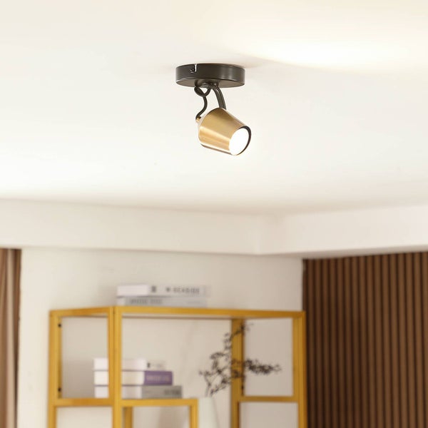 Deckenleuchte mit einem Lichtstrahl in einem Wohnzimmer.