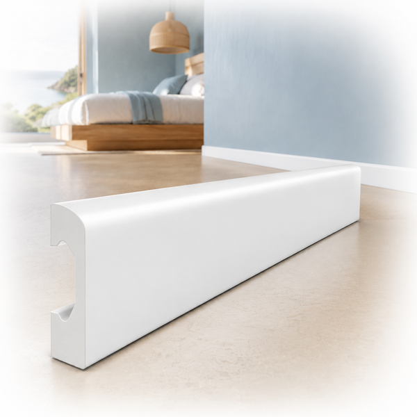 Weiße Fußleiste mit Kabelkanal im modernen Schlafzimmer mit Holzbett