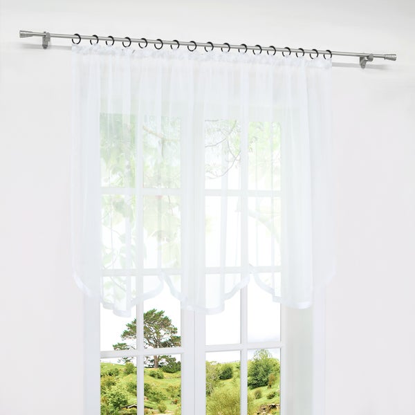 Fenster mit weißem, transparentem Scheibenhänger an einer Gardinenstange