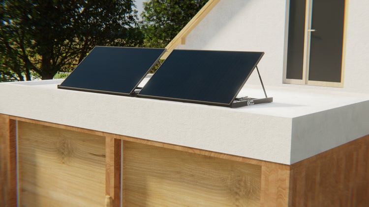 Zwei Solarmodule auf einem Flachdach mit Holzkonstruktion