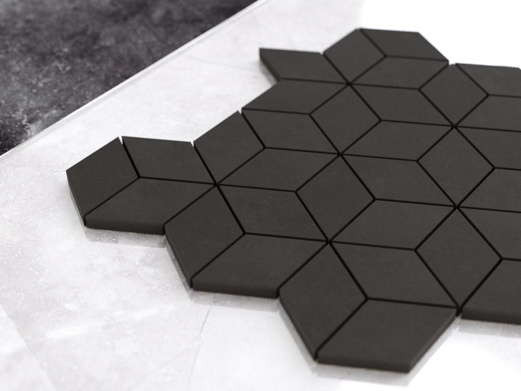 Schwarze Mosaikfliese aus Feinsteinzeug in Rautenform mit matter Oberfläche für eine 3D-Optik.