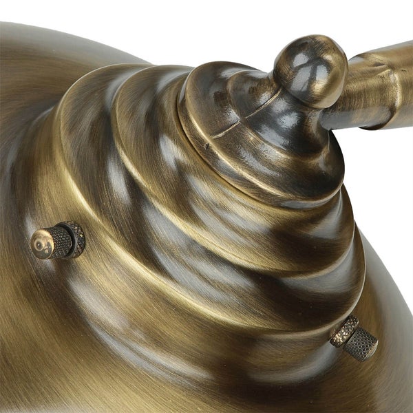 Detailaufnahme einer Wandleuchte im Antik-Stil mit geschwungenem Design