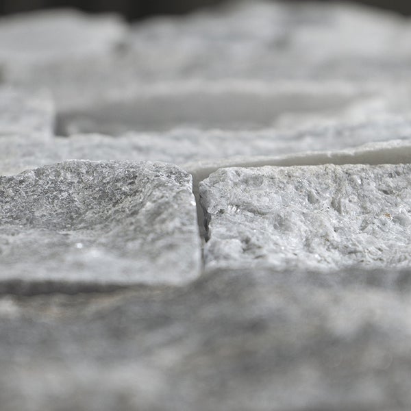 Nahaufnahme von grob behauenen Naturstein Verblender Riemchen mit strukturierter Oberfläche