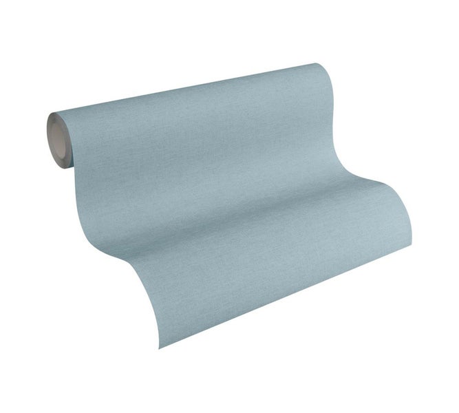 Wohnraum mit gemusterter Tapete, Regal und Dekorationen