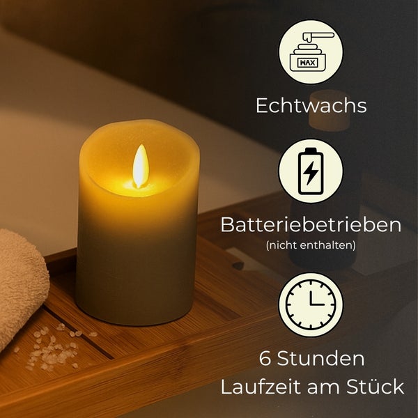 LED Stumpenkerze aus Echtwachs mit batteriebetriebenem Flammeneffekt und Timer Funktion für 6 Stunden Laufzeit auf einer Holzablage.