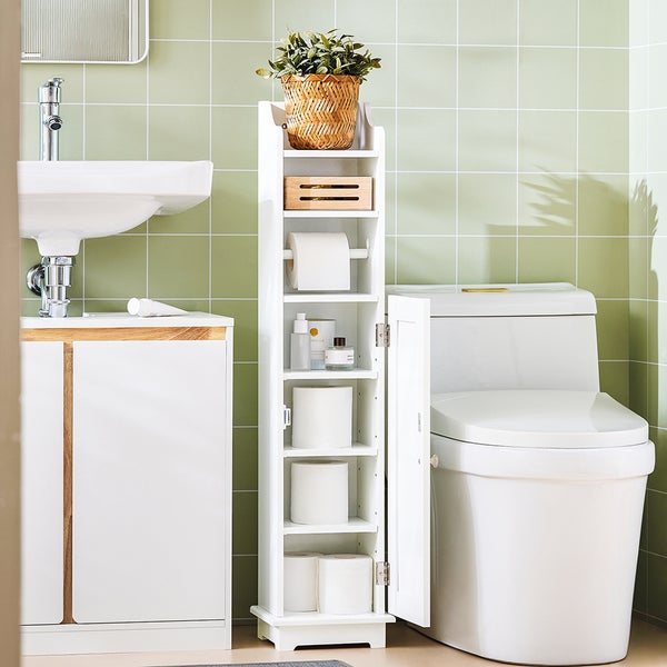 Badezimmeransicht mit Waschbecken, Toilette und einem schmalen, weißen Badezimmerschrank mit Regalen