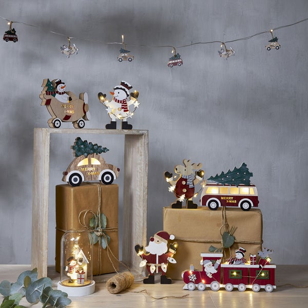 Dekorative Szene mit Weihnachtsfiguren und LED-Lichtern