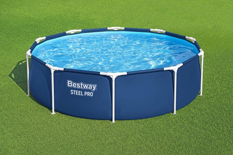 Bestway Steel Pro Frame Pool, rundes Aufstellbecken mit weißem Stahlrahmen und blauer Poolfolie auf einer Rasenfläche.