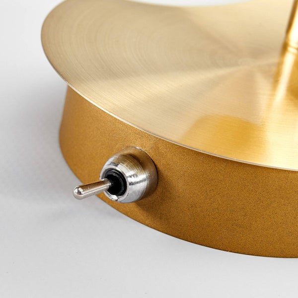 Detailansicht einer goldenen Lampe mit Schalter