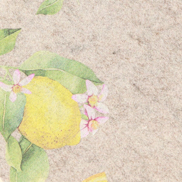 Strukturierte Oberfläche aus Filz mit dekorativem Druck von Zitronen, Blättern und Blüten.
