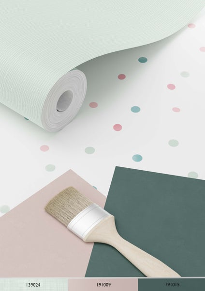 Tapetenrolle mit Punktmuster und Farbfelder mit Pinsel