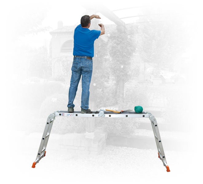 Eine Person steht auf einer Arbeitsbühne im Garten und arbeitet an einer Pergola.