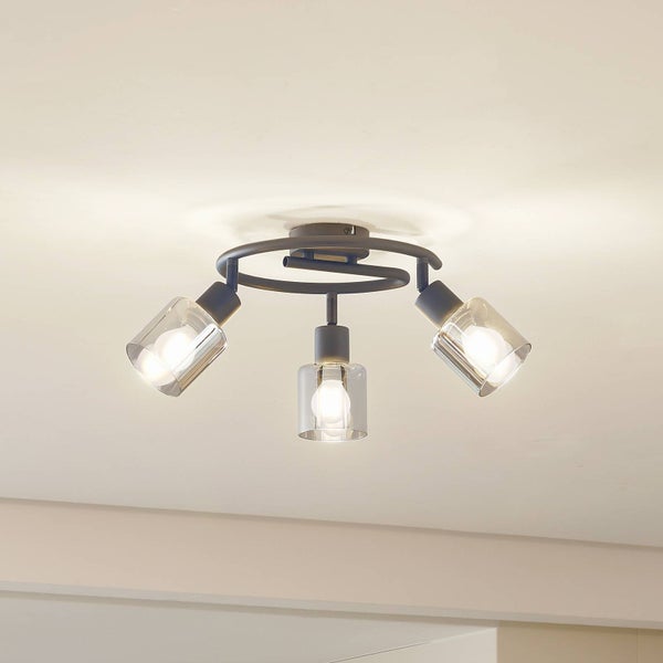 Deckenleuchte mit drei Strahlern und klaren Glaslampenschirmen.