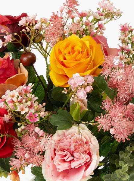 Strauß aus Kunstblumen mit Rosen und verschiedenen kleinen Blüten für die Dekoration.