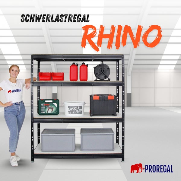 Schwarzes Schwerlastregal Rhino von Proregal in einer hellen, organisierten Halle mit Werkzeugkoffern, Kanistern und Lagerboxen. Proregal Logo.