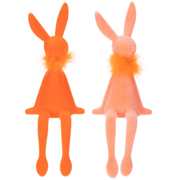 Zwei sitzende Osterhasenfiguren mit Federnhalsband