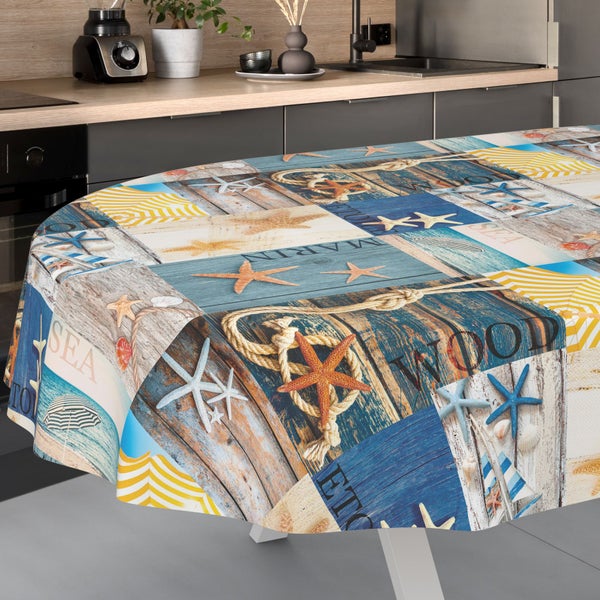 Rundtischdecke mit maritimem Design, Seesternen, Seilen und Holzoptik. Collage-Stil in einer Küche.