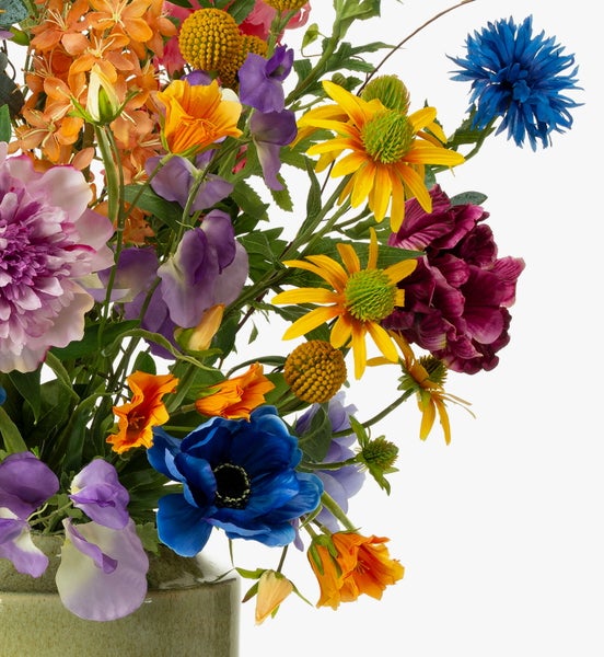 Bunter Kunstblumenstrauß mit verschiedenen Blüten wie Anemonen und Wicken in Pink, Blau und Lila.