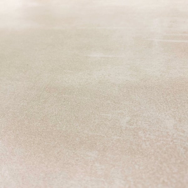Nahaufnahme einer matten Fliesenoberfläche in Steinoptik mit feiner körniger Textur.