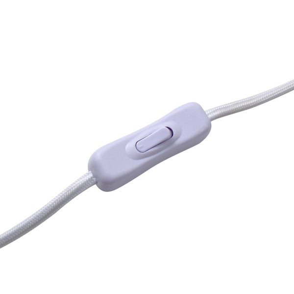 Weißer Schnurschalter an einem weiß geflochtenen Textilkabel.