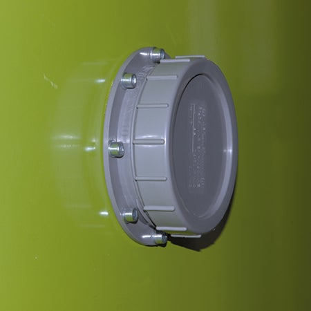 Grauer Flansch aus Kunststoff mit geripptem Schraubdeckel, befestigt mit Metallschrauben.