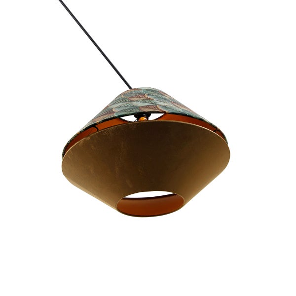 Pendelleuchte mit zweilagigem Textilschirm, Oberseite mit Federmuster und braune samtige Unterseite, schwarzes Kabel.