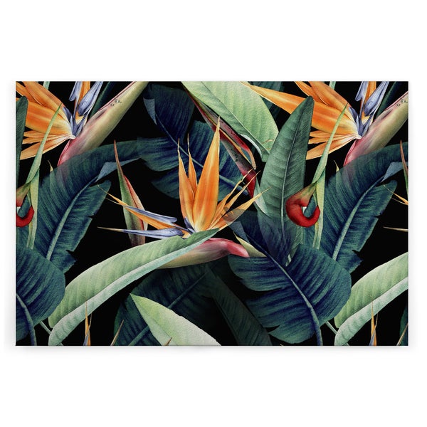 Wandbild mit einem tropischen Muster aus Strelitzien Blumen und großen Blättern auf dunklem Hintergrund