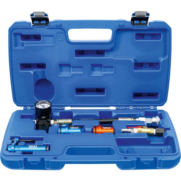 Werkzeugsatz in geöffnetem, blauem Werkzeugkoffer