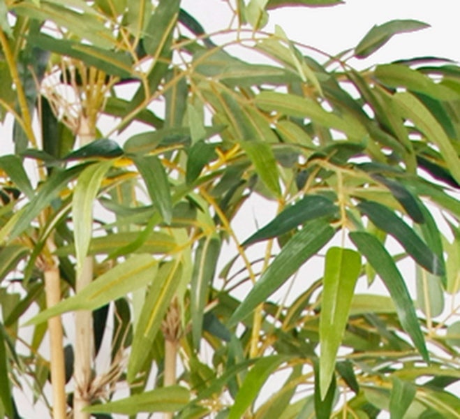 Künstliche Bambuspflanze mit langen grünen Blättern und naturgetreuen Halmen.