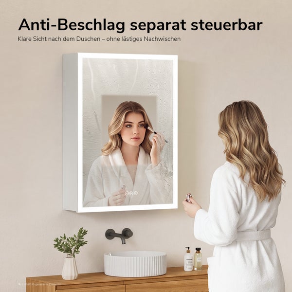 Badezimmerspiegel mit integrierter LED Beleuchtung und Antibeschlag Funktion für klare Sicht nach dem Duschen an einer Wand montiert.