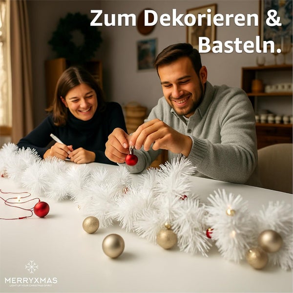 Mann und Frau dekorieren einen Tisch mit einer weißen Girlande und Christbaumkugeln. MerryXmas Logo.