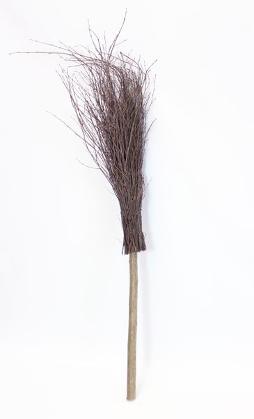 Reisigbesen mit Holzstiel