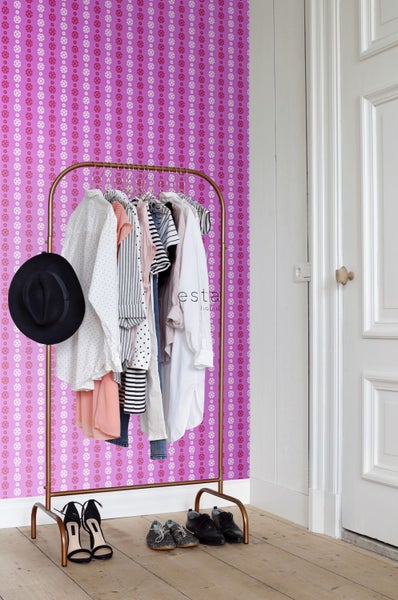 Raumansicht mit Kleiderständer und gemusterter Tapete