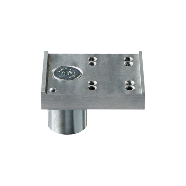 Schweißer arbeitet an einer Stahlkonstruktion mit Schweißtisch und Spannwerkzeugen