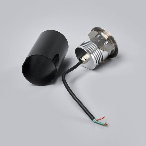 Boden-Einbaustrahler aus Metall mit schwarzem Einbaugehäuse aus Kunststoff und Anschlusskabel.