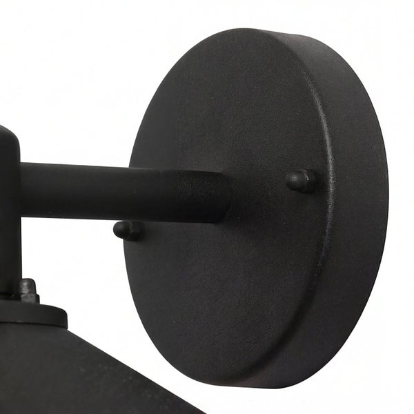 Detailaufnahme einer Wandleuchte mit runder Halterung