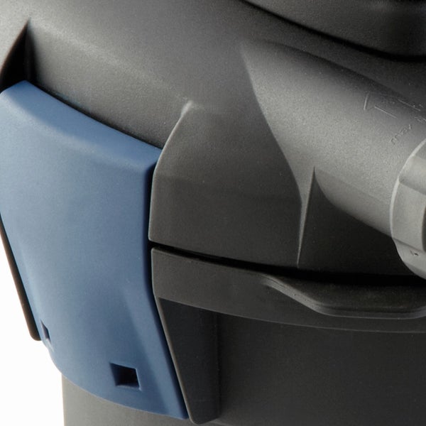 Detailaufnahme eines blauen Verschlussclips an einem schwarzen Kunststoffgehäuse.