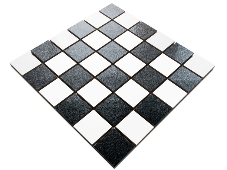 Quadratische Mosaikfliesen auf Netz im schwarz-weißen Schachbrettmuster aus Keramik für Wand und Boden.