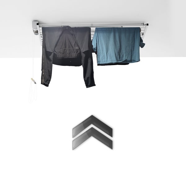 Deckenwäscheständer mit Kleidung