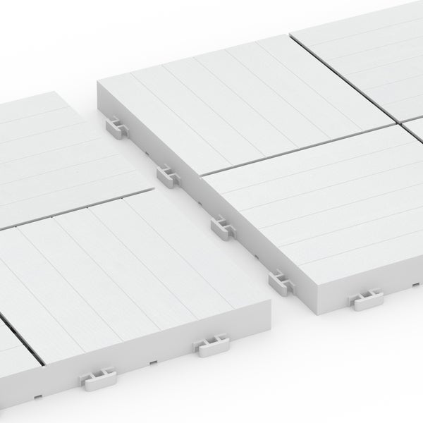 Weiße Klickfliesen aus Kunststoff mit Holzstruktur und sichtbarem Stecksystem.